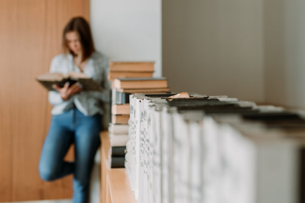 Studentka UWr z książkami